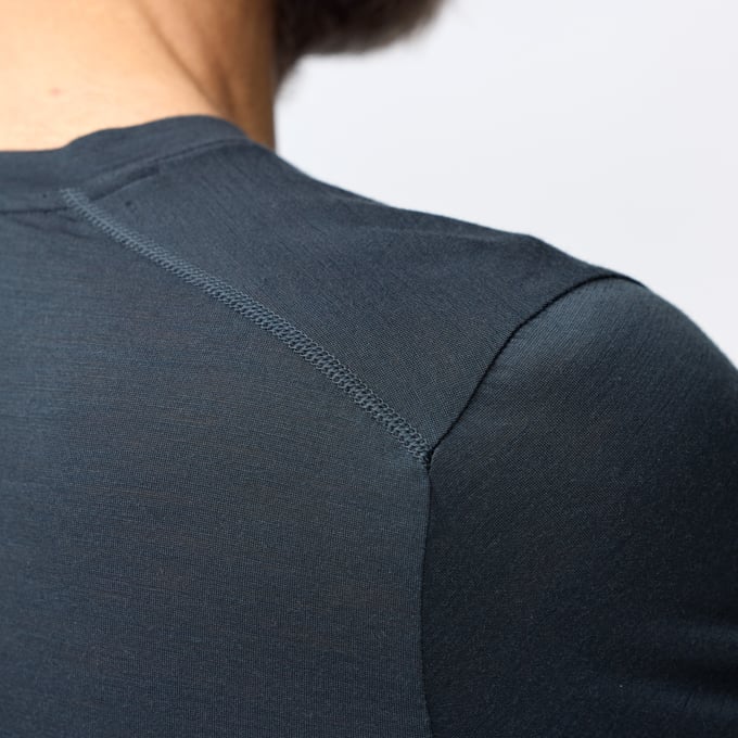 Fjallraven Men's Abisko Wool Long Sleeved Base Layer / First Layer Model Shoulder Seam Close up