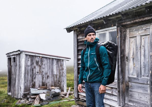 Ortlieb Duffel Bag Lifestyle Outside Cabin 1