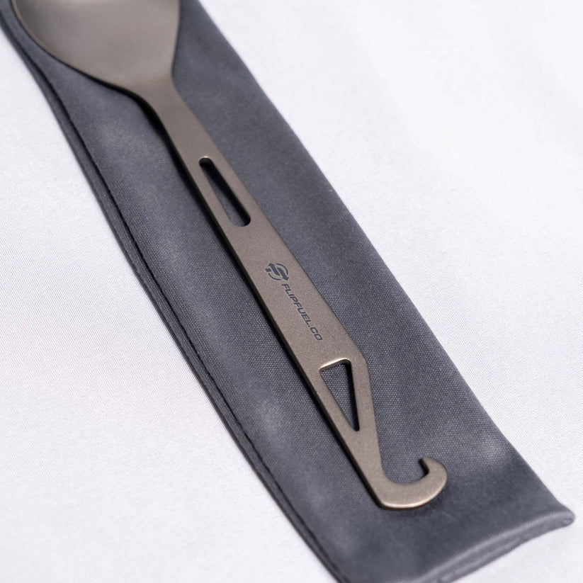 flipfuel-titanium-spork-matte-silver-close-up-handle